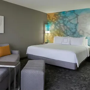 Courtyard By Marriott Airport Hotel